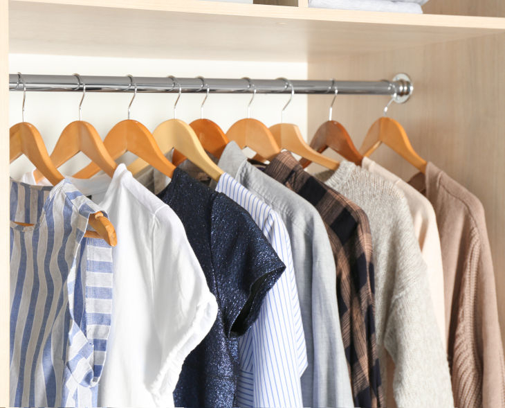 Come creare spazio nell'armadio? Le soluzioni per i vestiti