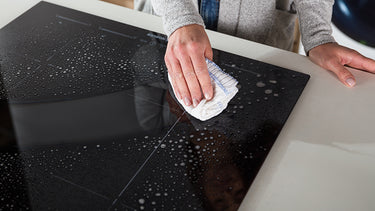 Degreases and removes difficult stains, while hygienizing