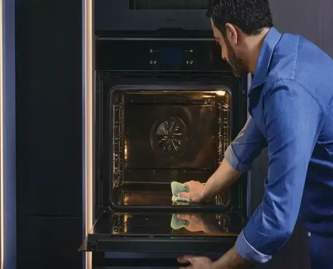 Cómo limpiar un horno muy sucio: trucos para una higiene profunda