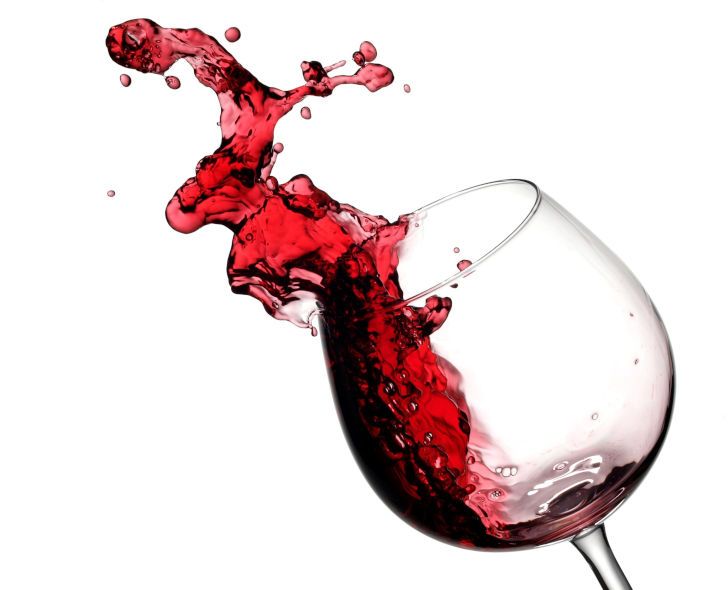 Comment puis-je enlever une tache de vin des vêtements?