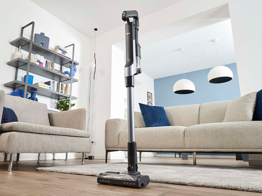 Στέκεται μόνη της