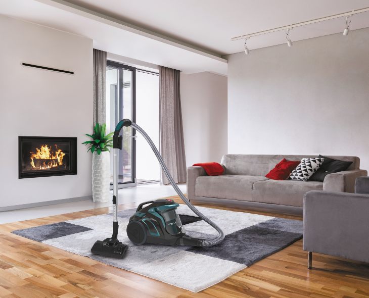 Un guide étape par étape pour nettoyer un canapé en daim