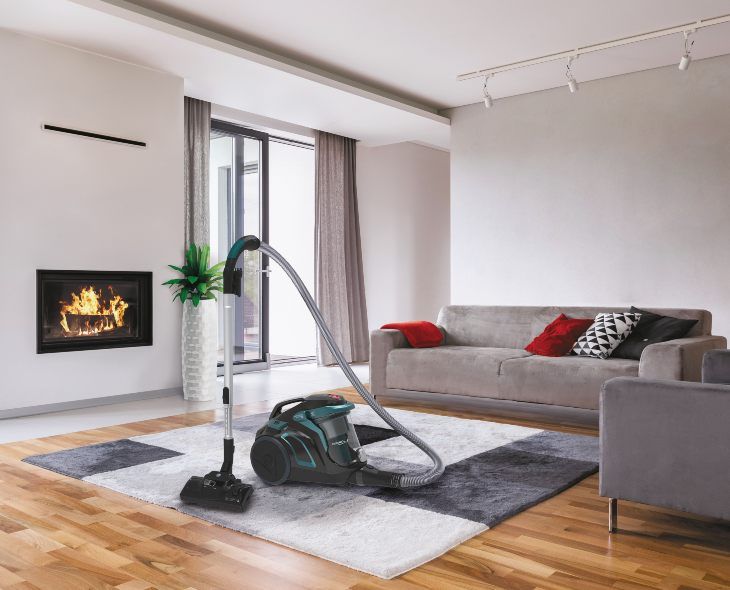 Un guide étape par étape pour nettoyer un canapé en daim