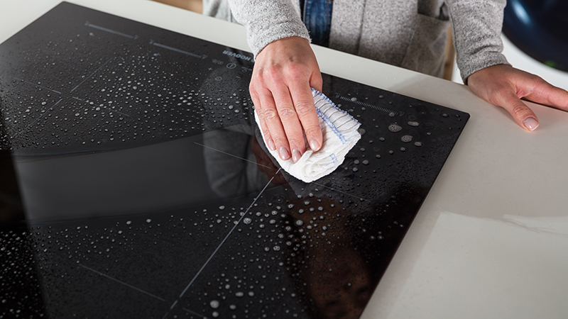 Dégraisse et élimine les taches tenaces, tout en hygiénisant