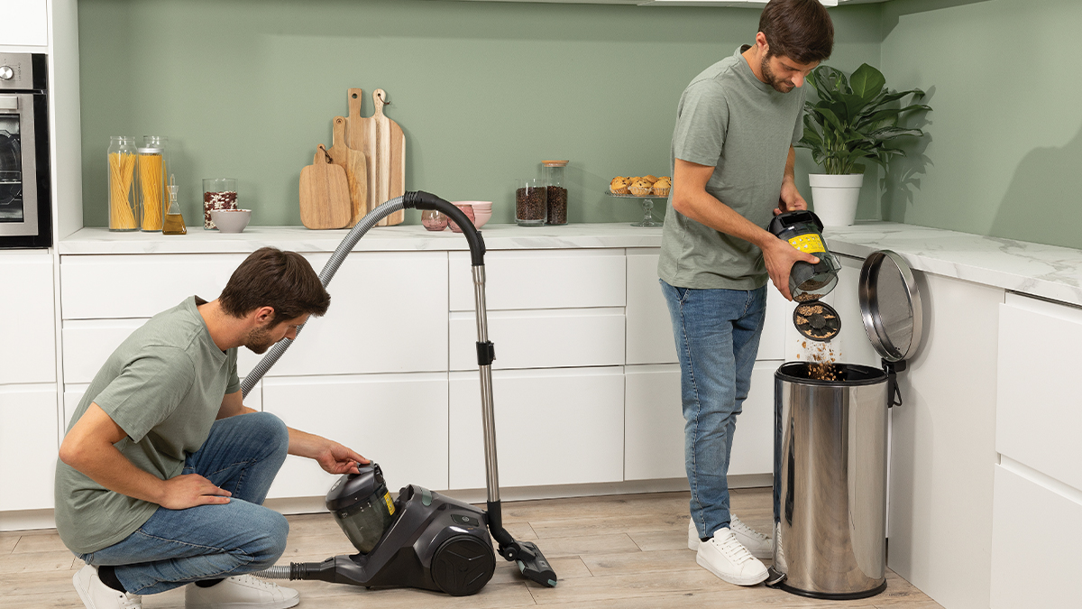 Vysypání nádoby na prach jedním dotykem